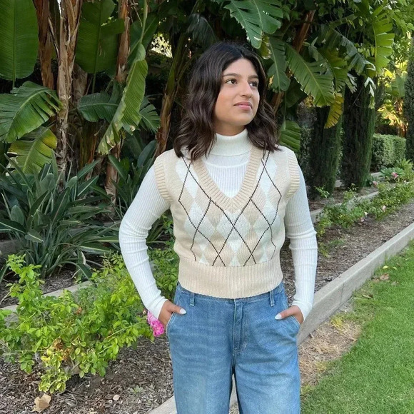 Argyle Sweater Vest V-Neck Soft Cozy Knitted Cream/Beige Soft - Picture 2 of 7